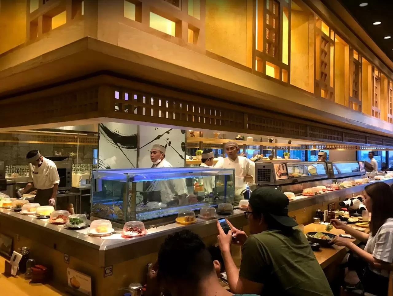 Suasana ruang makan Sushi Tei Makassar